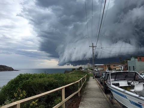 Sydney Storm - Watch Bondi beach Cloud tsunami roll into Sydney in Australia