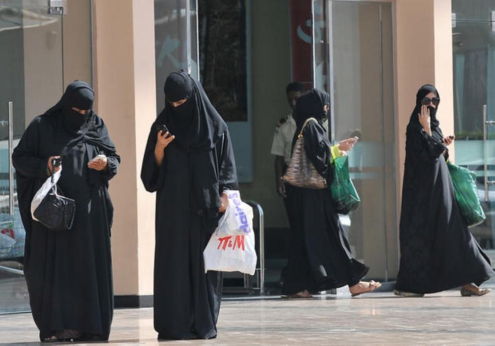 نظام مكافحة التحرش.. سعوديون يطالبون بقانون منع التبرج عبر مواقع التواصل الاجتماعي