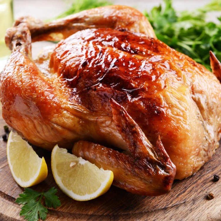 بخطوات سهلة وبسيطة… طريقة عمل الدجاج المشوي في الفرن وعلى الفحم