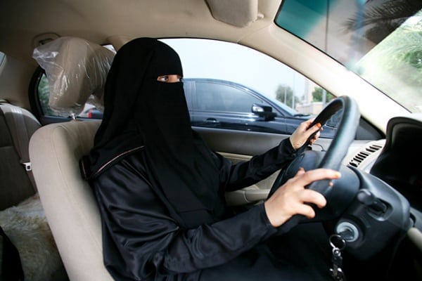 رخصة قيادة السيارة للنساء في السعودية واهم شروطها