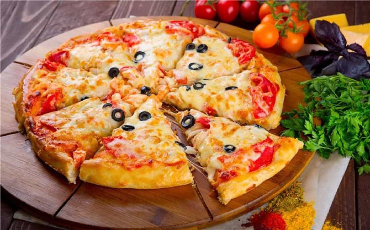طريقة بيتزا بالجبن والزيتون والفلفل السريعة في المنزل وسر نجاح عجينة البيتزا الهشة