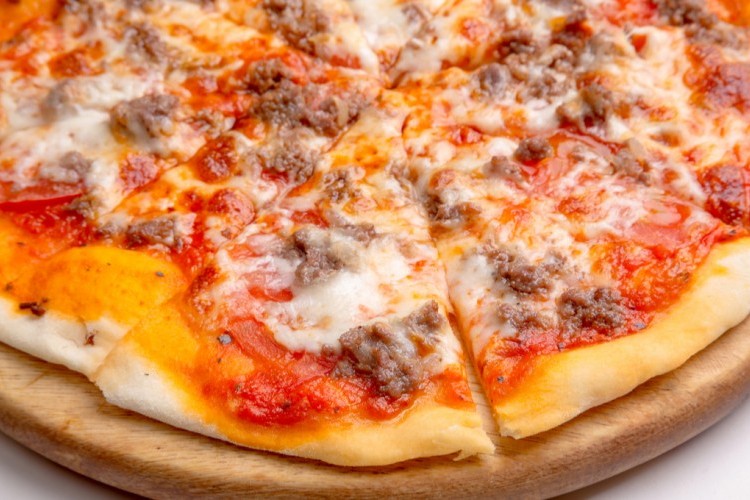 طريقة عمل البيتزا باللحمة المفرومة بطريقة سهلة مثل المحلات