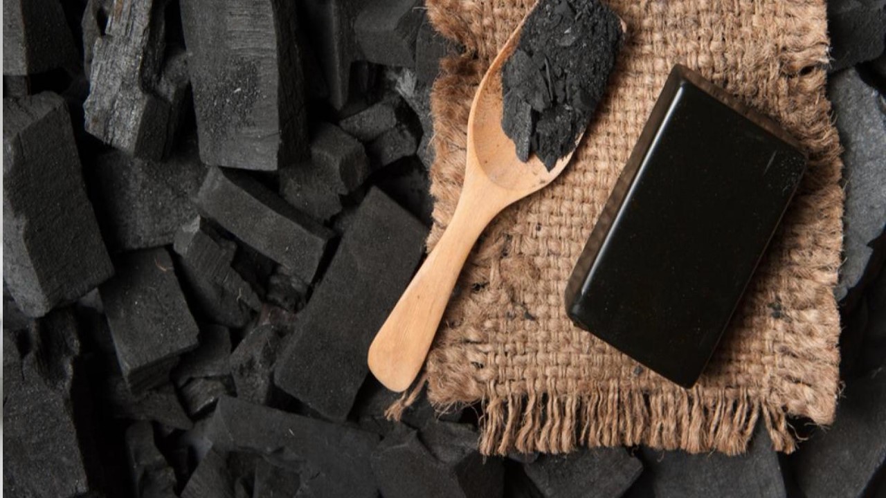 طريقة عمل صابونة الفحم لتقشير البشرة وتنعيمها وشد البشرة وفوائد أخري عديدة