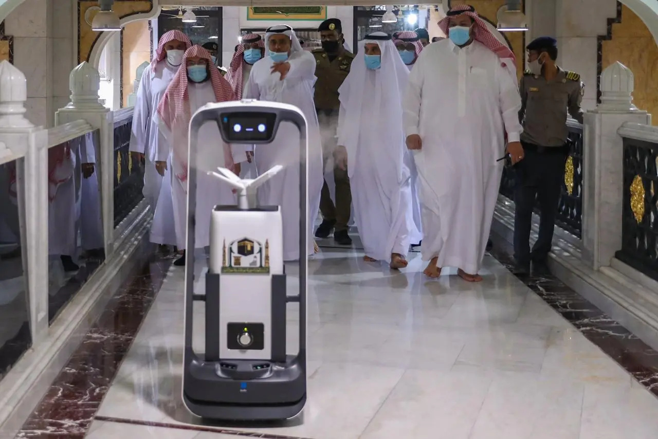 تعقيم المسجد الحرام من خلال الروبوتات من أجل الحماية من خطر الإصابة بفيروس كورونا المستجد