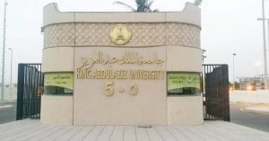 يتم تقديم منحة جامعة الملك بن عبد العزيز من خلال تقديم نموذج خاص بطلب الإعفاء من رسوم الجامعة، على أن ينطبق على الطالب عدد من الشروط التالية: يجب أن يكون الطالب مستفيد من الضمان الإجتماعي، من خلال شخصه أو أحد والديه. كما يجب على الطالب أن يكون من الأيتام، أو يتبع لأحد دور الرعاية. والجدير بالذكر، أن هناك نسبة 50% من الطلاب ذوي الإعاقة. إلى جانب ذلك، يجب على الطالب أن يكون مشاركاً في عاصفة الحزم. وبالمناسبة، يجب ألا يكون الطالب يعاني من أحد الأمراض المعدية، مثل الكورونا.