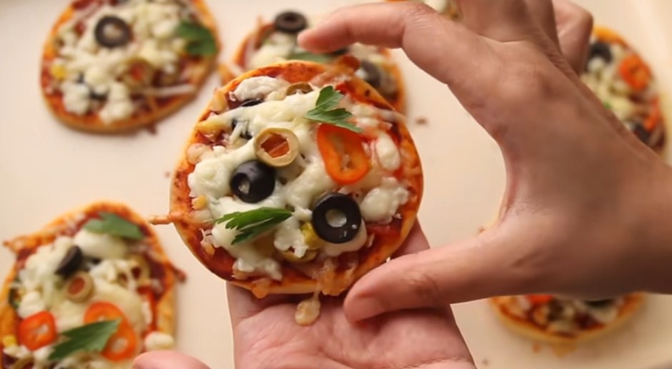 طريقة تحضير بيتزا ميني في 5 دقائق بأسهل واسرع طريقة مع رقائق البطاطس
