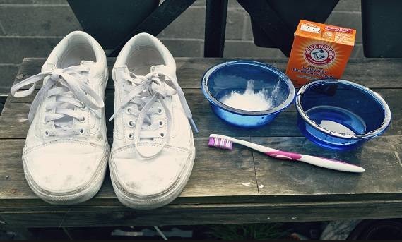 وصفات لتنظيف الحذاء الأبيض في المنزل