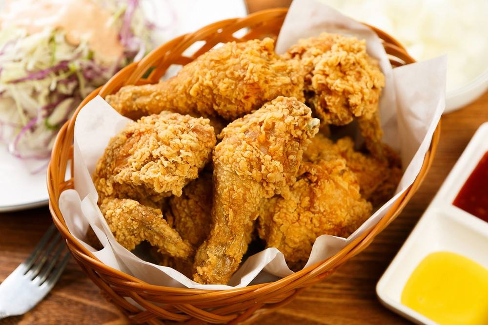 طريقة عمل دجاج كنتاكي المقرمش واللذيذ بأقل المكونات وسر المطاعم