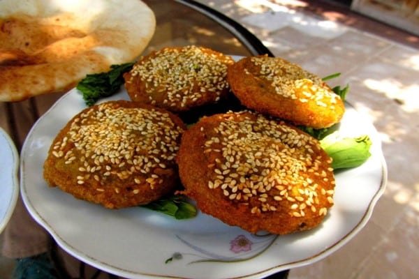 وجبة فطور شهية مع فلافل العدس المصرية بمجموعة من المكونات المتوفرة بكثرة