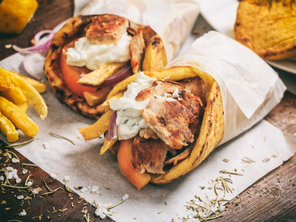 ساندويش دجاج السوفلاكي على الطريقة اليونانية
