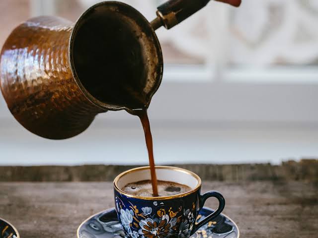 طريقة عمل فنجان القهوة التركية على أصوله برغوة كثيفة زي الكافيهات