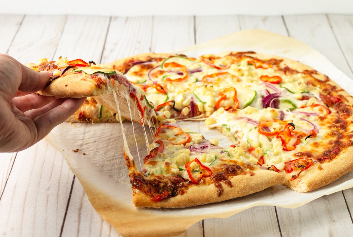 “ناعمة كالقطن”… عجينة البيتزا الإيطالية ب 4 مكونات وطعمها خطير
