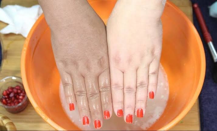 تعرفي سيدتي على طريقة طبيعية جبارة لتقشير اليدين من الجلد الميت بدون حساسية.