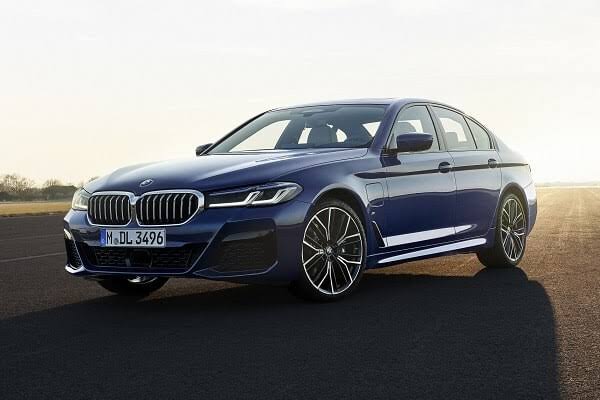 مميزات وعيوب سيارة بي ام دبليو BMW 520i 2022 وسعرها في الأسواق