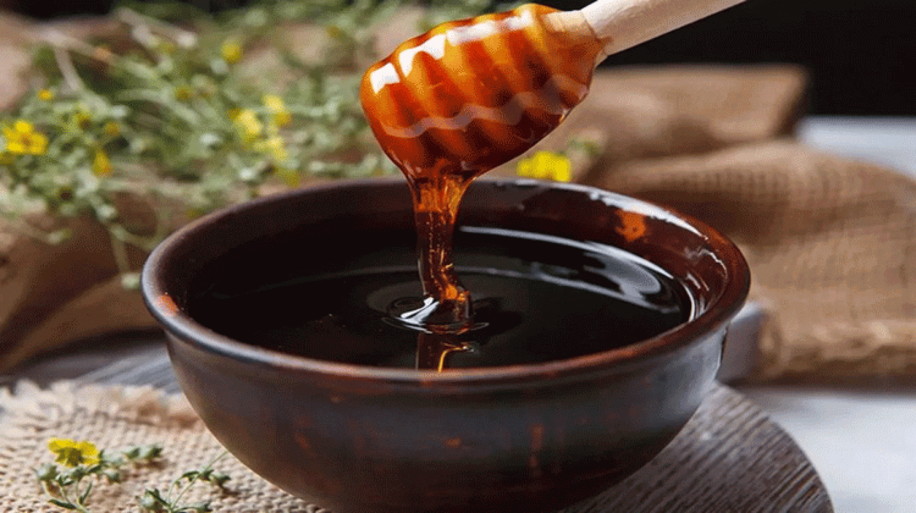 ماذا يفعل العسل الأسود في جسدك عند تناوله لن تتخيل