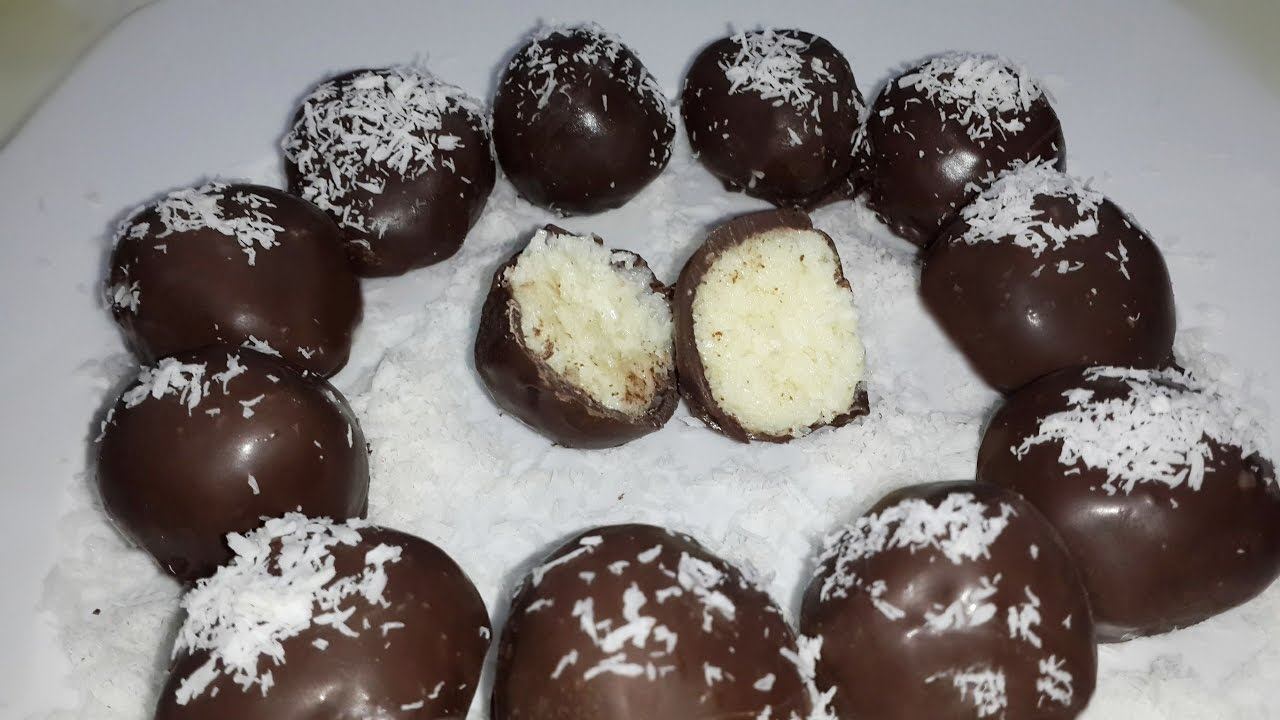 حلوى كرات جوز الهند المغطاة بالشوكولاتة سهلة وسريعة بثلاث مكونات فقط