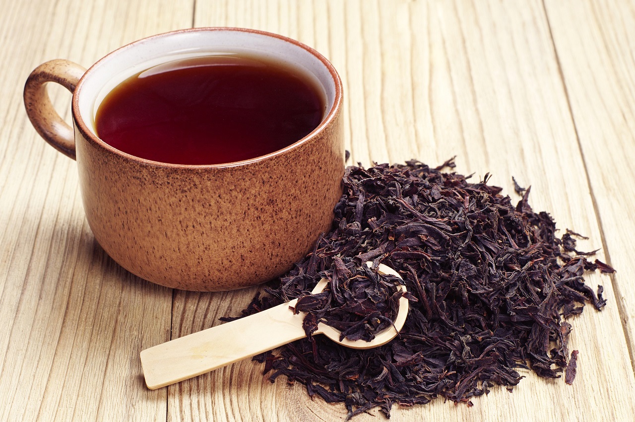 الشاي الأسود للشعر ووصفات فعالة لعلاج مشكلات الشعر
