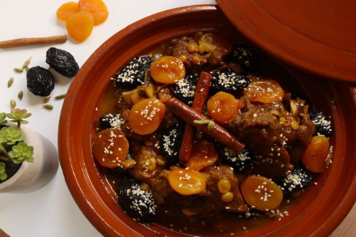 تعرفي على طريقة عمل طاجن اللحم بالبرقوق المغربي الشهي فى المنزل