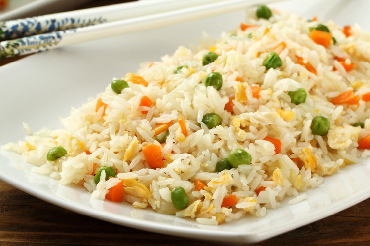 حضري الأرز الصيني المقلي مثل المطاعم