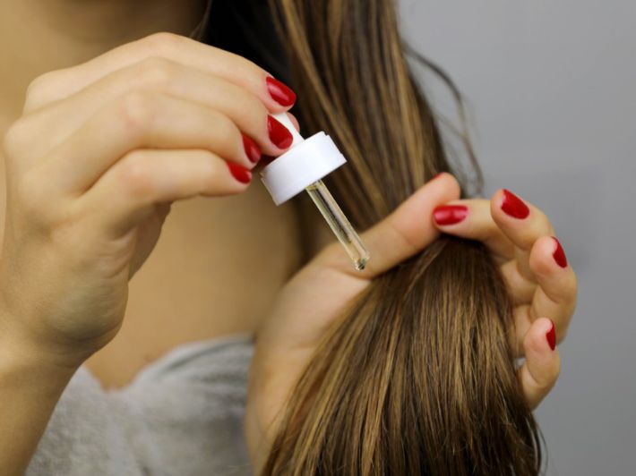 طريقة استخدام سيروم الشعر التي لن يخبرك بها أحد للحصول على شعر حريري