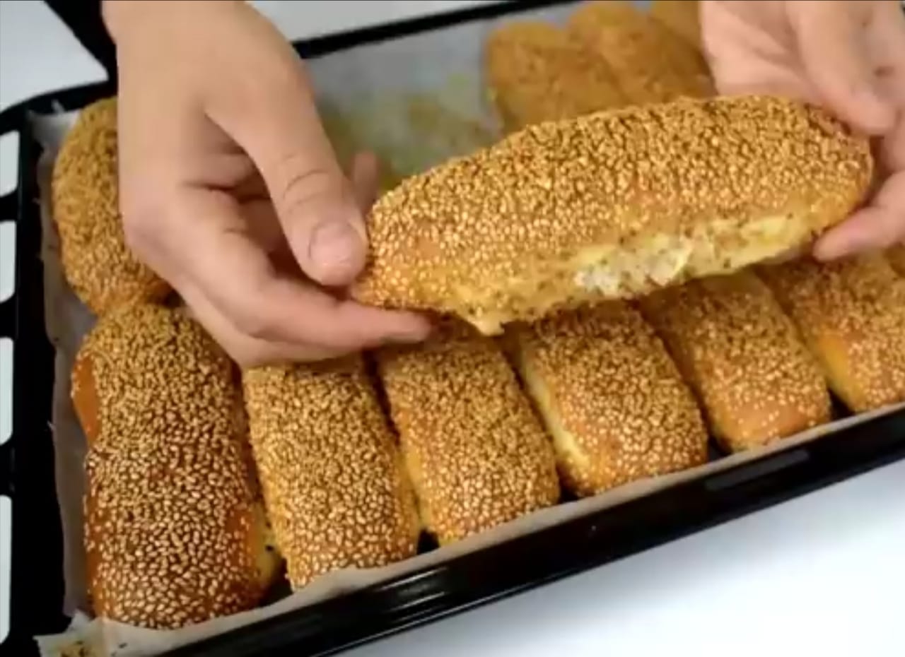 خبز السمسم الهش بحشوة بسيطة وطعم لذيذ ورائع