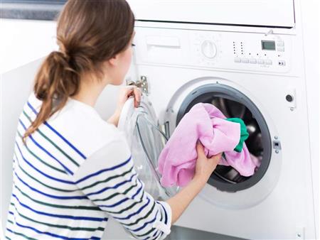 طريقة استخدام الملح في غسيل الملابس له فوائد متعددة في إزالة البقع الصعبة من الملابس