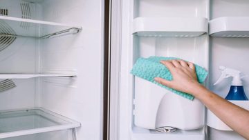 خطوات تنظيف الثلاجة بسهولة: طرق مبتكرة لتنظيف الثلاجة بشكل مثالي وسريع