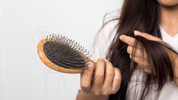 عادات تسبب تلف الشعر.. احذري هذه العادات السيئة الشائعة التي تجعل شعرك جافاً ومجعدًا ومتساقطاً