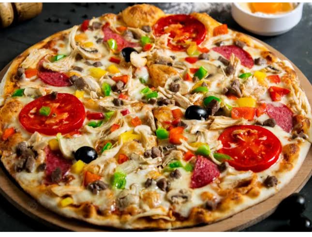 طريقة عمل البيتزا وعجينتها الهشة والخفيفة بطعم احلى من المطاعم