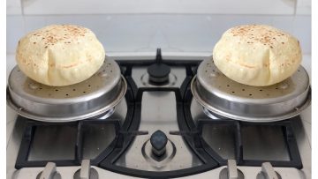خبز الصاج السريع هش ومنفوخ بمكونات بسيطة وطريقة سهلة جدًا
