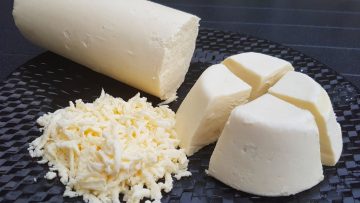 طريقة عمل الجبنة الموزاريلا المطاطية في البيت ناجحة 100%